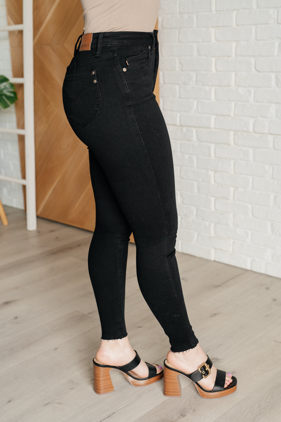 Nicole Tummy Control Skinny Jeans in Black (Judy Blue)