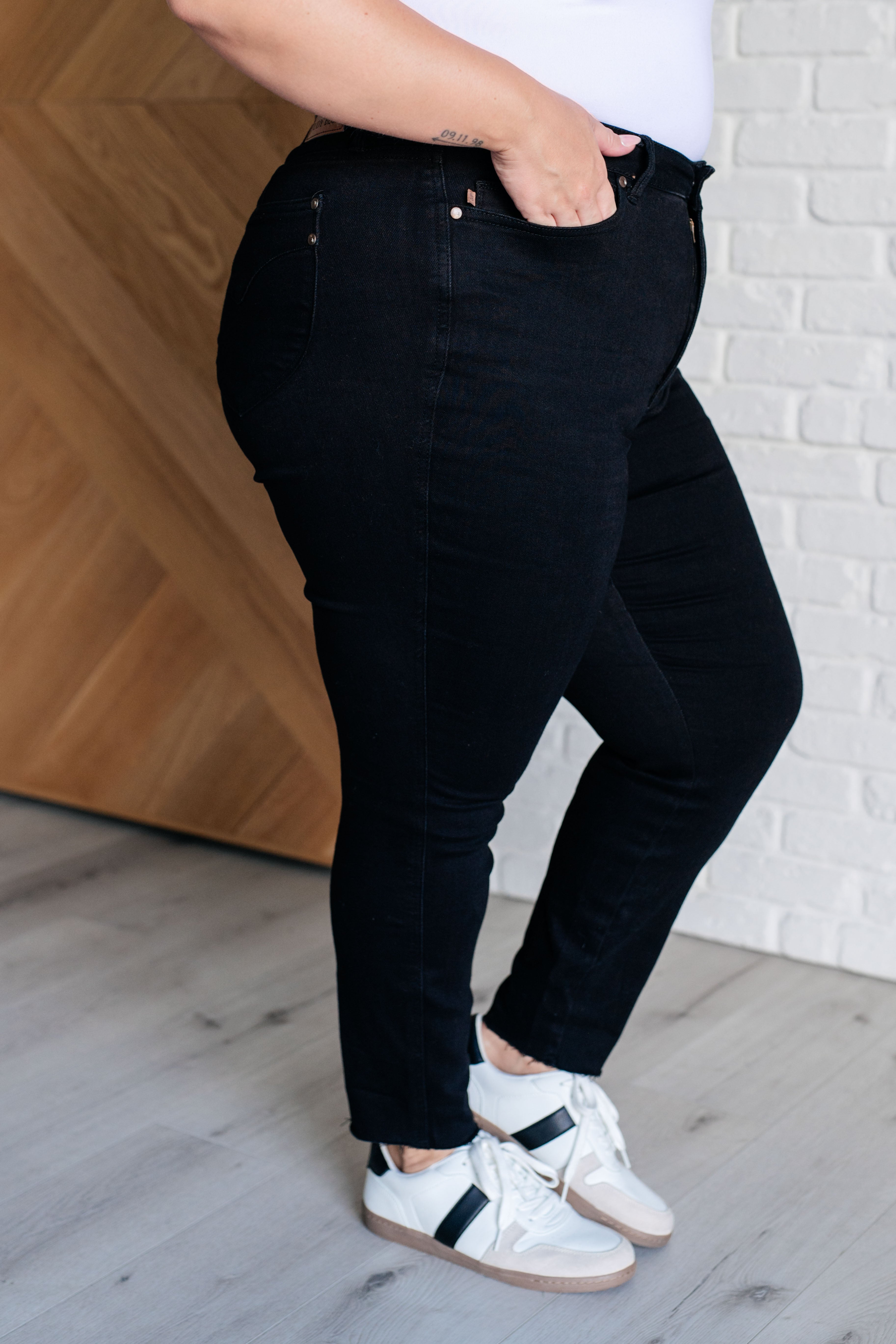 Nicole Tummy Control Skinny Jeans in Black (Judy Blue)