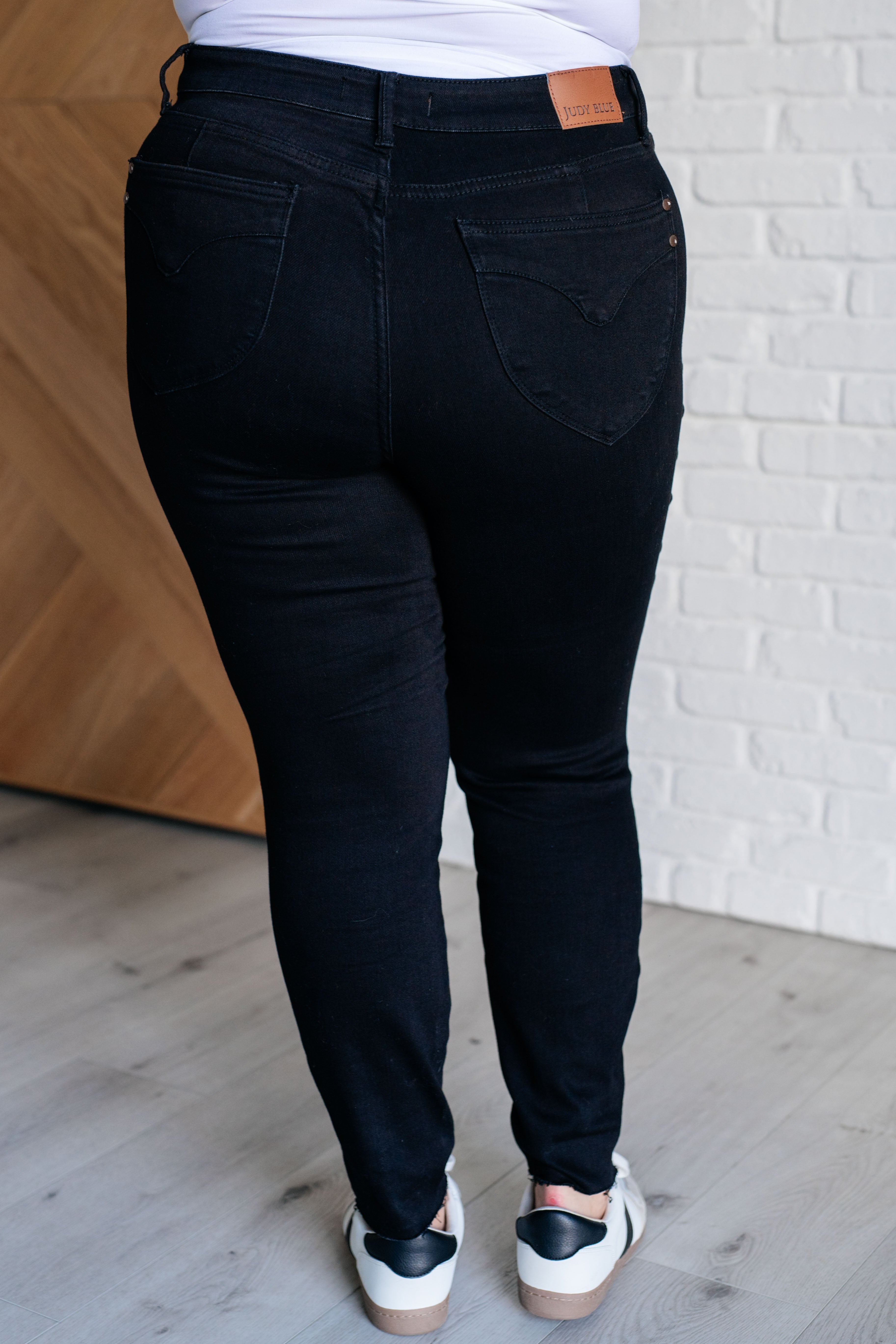 Nicole Tummy Control Skinny Jeans in Black (Judy Blue)